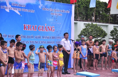 Khai giảng lớp học chống đuối nước lần thứ 3 cho 215 con cán bộ CNVC cơ quan Trung ương Đoàn 2014