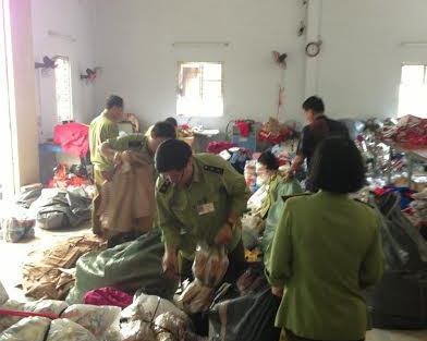 Bắt số lượng lớn nhãn mác thời trang giả - Đội QLTT số 14 Hà Nội